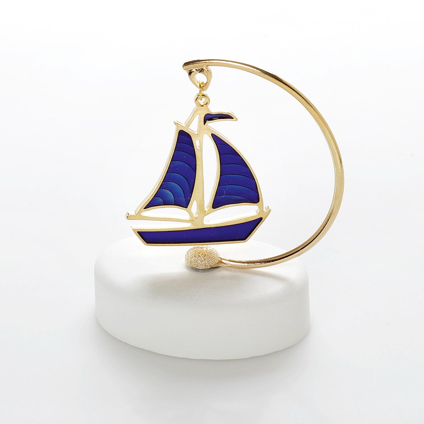 Βραχάκι με μεταλλικό καράβι