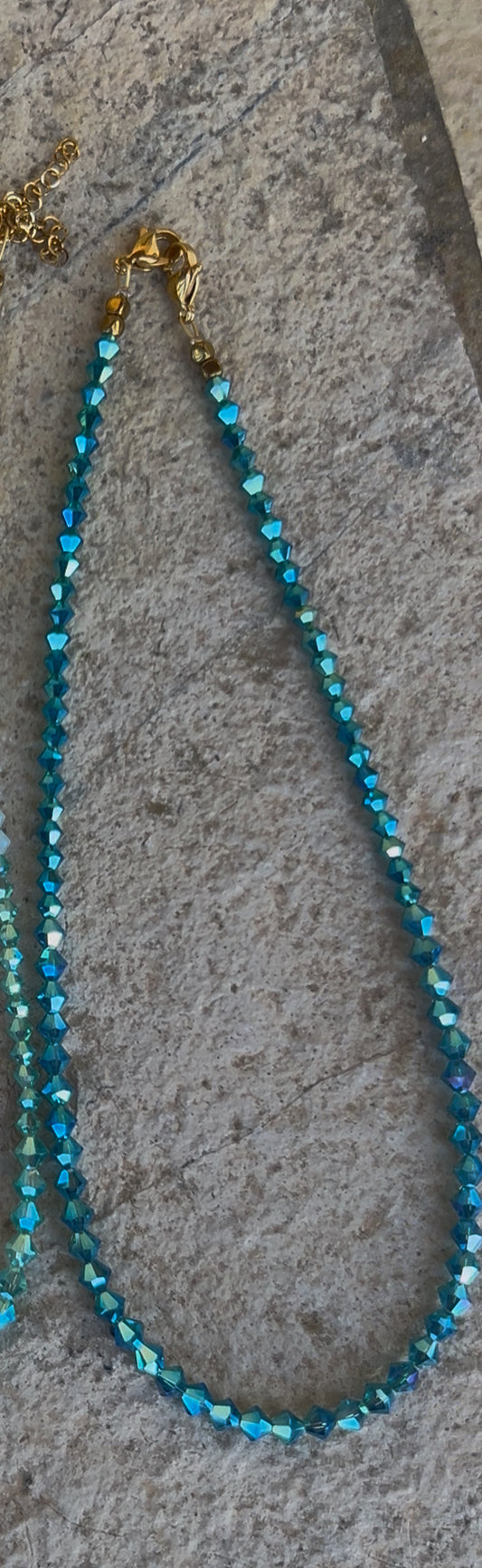 Κόσμημα με ιριζέ πετρόλ κρυστάλλινες πέτρες