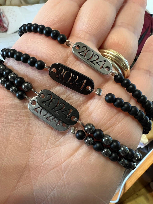 Γούρι βραχιόλι με ταυτότητα 2024