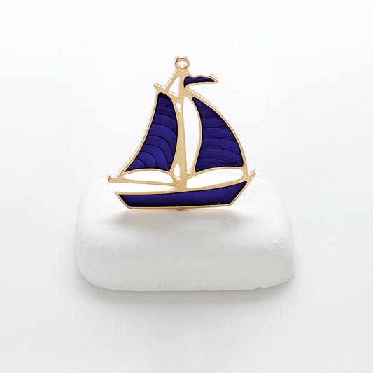 Βραχάκι με μεταλλικό καράβι